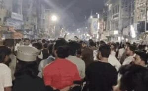 भोपाल के पुराने शहर में मारपीट के विरोध में प्रदर्शन, पुलिस वाहन हुआ क्षतिग्रस्त 1000419279