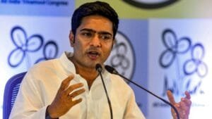 West Bengal News: अभिषेक बनर्जी के दोनों घरों में CID, 'हिम्मत है तो गिरफ्तार करो' बोले TMC नेता 1000429972