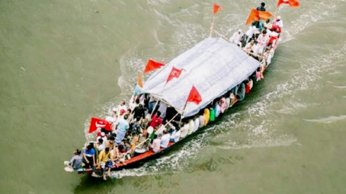 मलमास यात्रा के दौरान गोदावरी नदी में श्रद्धालुओं से भरी नाव डूबी, 10 वर्षीय बच्चा लापता