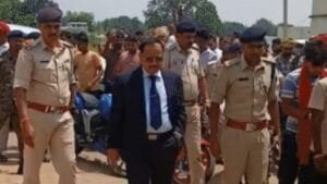 Bihar: भरत तिवारी एनकाउंटर मामले की जांच के लिए बिलौटी पहुंचे सेवानिवृत्त न्यायाधीश, मौके पर DM-SP भी मौजूद 20260625_135611