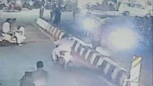 भोपाल में पुलिस की बड़ी लापरवाही: चेकिंग के दौरान चोर को सौंप दी स्कूटी की चाबी, पीड़ित चार थानों में भटका 20260715_141919