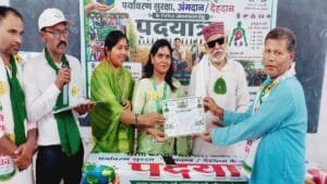 बक्सर - डुमरांव पदयात्रा में कठपुतली कलाकार सुनील कुमार सम्मानित, 'लीचीया लाले लाल' गीत संग्रह का हुआ लोकार्पण 20260803_182417