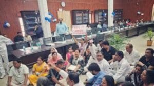 मुजफ्फरपुर नगर निगम के खजाने में 50 करोड़, फिर भी विकास ठप; बोर्ड बैठक में पार्षदों ने किया हंगामा, जमीन पर बैठकर लगाया धरना 20260822_145207