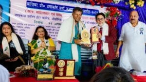 वैशाली में कविवर प्रो. उमाकांत वर्मा की जन्मशताब्दी मनाई गई, कठपुतली कलाकार सुनील कुमार सम्मानित 20260831_162413