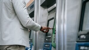 ATM से पैसा नहीं निकला लेकिन अकाउंट से कट गया? RBI के नियम से लेकर रिफंड तक की पूरी प्रक्रिया जानें 20260924_200728